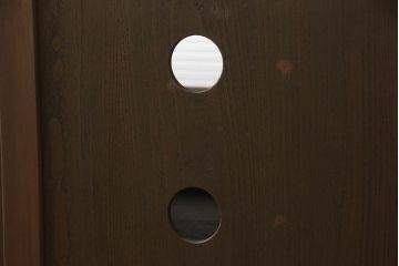 桐箪笥をテレビボードにリメイク!引き戸にモールガラスを入れ、棚板を追加。取っ手を交換して、台輪を製作。台輪に隠れるようにキャスターを設置。濃茶に着色仕上げ。