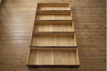 桐箪笥に脚の取り付けリメイク!高品質リペアを施し、オリジナルの色を基準に着色仕上げ。