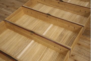 桐箪笥に脚の取り付けリメイク!高品質リペアを施し、オリジナルの色を基準に着色仕上げ。