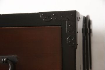桐箪笥に脚の取り付けリメイク!高品質リペアを施し、オリジナルの色を基準に着色仕上げ。
