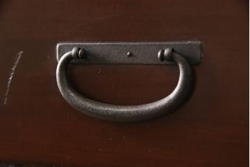桐箪笥に脚の取り付けリメイク!高品質リペアを施し、オリジナルの色を基準に着色仕上げ。
