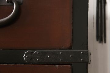 桐箪笥に脚の取り付けリメイク!高品質リペアを施し、オリジナルの色を基準に着色仕上げ。