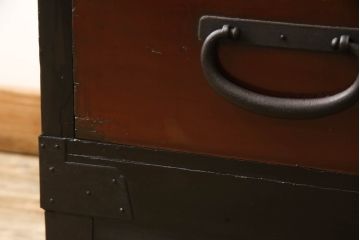 桐箪笥に脚の取り付けリメイク!高品質リペアを施し、オリジナルの色を基準に着色仕上げ。