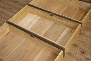 桐箪笥の中段・下段をそれぞれチェストにリメイク!天板と鉄脚を取り付け、横並びで使えるよう高さを調整。取っ手を交換し、濃茶で着色仕上げ。