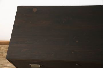 桐箪笥の中段・下段をそれぞれチェストにリメイク!天板と鉄脚を取り付け、横並びで使えるよう高さを調整。取っ手を交換し、濃茶で着色仕上げ。
