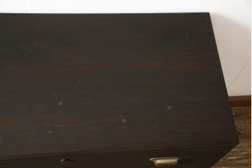桐箪笥の中段・下段をそれぞれチェストにリメイク!天板と鉄脚を取り付け、横並びで使えるよう高さを調整。取っ手を交換し、濃茶で着色仕上げ。
