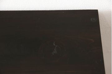 桐箪笥の中段・下段をそれぞれチェストにリメイク!天板と鉄脚を取り付け、横並びで使えるよう高さを調整。取っ手を交換し、濃茶で着色仕上げ。