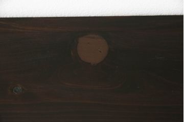 桐箪笥の中段・下段をそれぞれチェストにリメイク!天板と鉄脚を取り付け、横並びで使えるよう高さを調整。取っ手を交換し、濃茶で着色仕上げ。