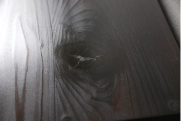 桐箪笥の中段・下段をそれぞれチェストにリメイク!天板と鉄脚を取り付け、横並びで使えるよう高さを調整。取っ手を交換し、濃茶で着色仕上げ。
