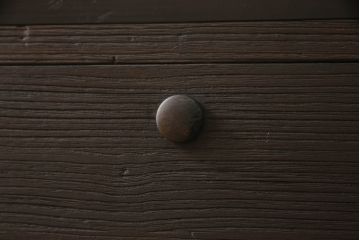 桐箪笥の中段・下段をそれぞれチェストにリメイク!天板と鉄脚を取り付け、横並びで使えるよう高さを調整。取っ手を交換し、濃茶で着色仕上げ。