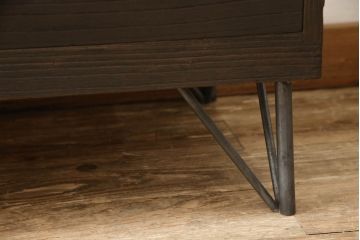 桐箪笥の中段・下段をそれぞれチェストにリメイク!天板と鉄脚を取り付け、横並びで使えるよう高さを調整。取っ手を交換し、濃茶で着色仕上げ。