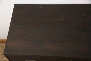 桐箪笥の中段・下段をそれぞれチェストにリメイク!天板と鉄脚を取り付け、横並びで使えるよう高さを調整。取っ手を交換し、濃茶で着色仕上げ。