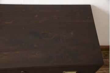 桐箪笥の中段・下段をそれぞれチェストにリメイク!天板と鉄脚を取り付け、横並びで使えるよう高さを調整。取っ手を交換し、濃茶で着色仕上げ。