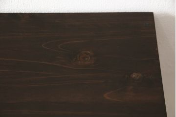 桐箪笥の中段・下段をそれぞれチェストにリメイク!天板と鉄脚を取り付け、横並びで使えるよう高さを調整。取っ手を交換し、濃茶で着色仕上げ。