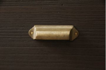 桐箪笥の中段・下段をそれぞれチェストにリメイク!天板と鉄脚を取り付け、横並びで使えるよう高さを調整。取っ手を交換し、濃茶で着色仕上げ。