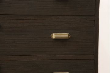 桐箪笥の中段・下段をそれぞれチェストにリメイク!天板と鉄脚を取り付け、横並びで使えるよう高さを調整。取っ手を交換し、濃茶で着色仕上げ。