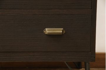 桐箪笥の中段・下段をそれぞれチェストにリメイク!天板と鉄脚を取り付け、横並びで使えるよう高さを調整。取っ手を交換し、濃茶で着色仕上げ。