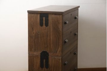 桐箪笥を重ね箪笥にリメイク!中段に天板を取り付け、取っ手を交換。明るめの茶色に着色仕上げ。