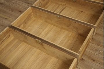 桐箪笥を重ね箪笥にリメイク!中段に天板を取り付け、取っ手を交換。明るめの茶色に着色仕上げ。