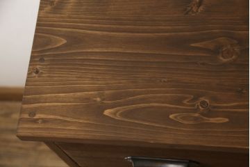 桐箪笥を重ね箪笥にリメイク!中段に天板を取り付け、取っ手を交換。明るめの茶色に着色仕上げ。