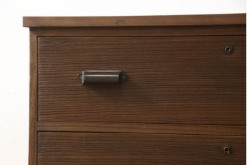 桐箪笥を重ね箪笥にリメイク!中段に天板を取り付け、取っ手を交換。明るめの茶色に着色仕上げ。