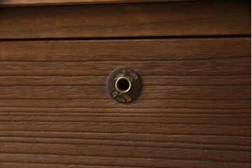 桐箪笥を重ね箪笥にリメイク!中段に天板を取り付け、取っ手を交換。明るめの茶色に着色仕上げ。