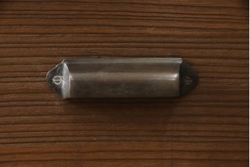 桐箪笥を重ね箪笥にリメイク!中段に天板を取り付け、取っ手を交換。明るめの茶色に着色仕上げ。