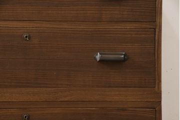 桐箪笥を重ね箪笥にリメイク!中段に天板を取り付け、取っ手を交換。明るめの茶色に着色仕上げ。