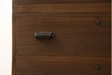 桐箪笥を重ね箪笥にリメイク!中段に天板を取り付け、取っ手を交換。明るめの茶色に着色仕上げ。