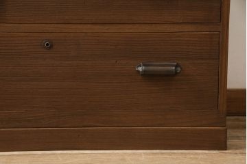 桐箪笥を重ね箪笥にリメイク!中段に天板を取り付け、取っ手を交換。明るめの茶色に着色仕上げ。