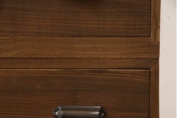 桐箪笥を重ね箪笥にリメイク!中段に天板を取り付け、取っ手を交換。明るめの茶色に着色仕上げ。