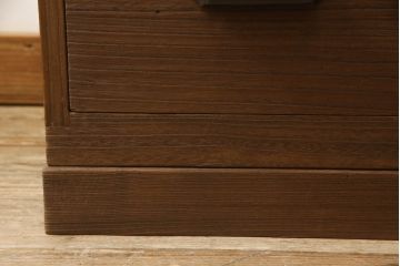 桐箪笥を重ね箪笥にリメイク!中段に天板を取り付け、取っ手を交換。明るめの茶色に着色仕上げ。