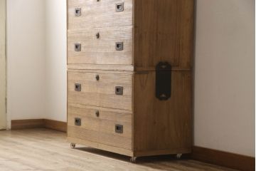 2種類の桐箪笥をひとつの箪笥にリメイク!デザイン違いの箪笥をカットして重ね、キャスター取り付け。表面の砥の粉を落として木地色仕上げ。