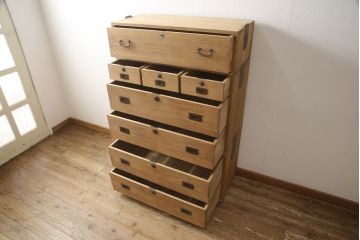 2種類の桐箪笥をひとつの箪笥にリメイク!デザイン違いの箪笥をカットして重ね、キャスター取り付け。表面の砥の粉を落として木地色仕上げ。