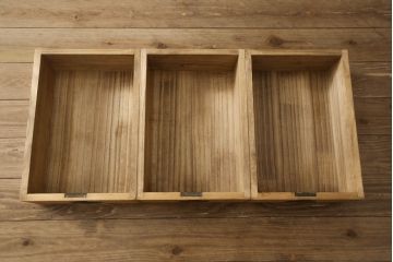 2種類の桐箪笥をひとつの箪笥にリメイク!デザイン違いの箪笥をカットして重ね、キャスター取り付け。表面の砥の粉を落として木地色仕上げ。