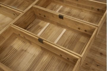 2種類の桐箪笥をひとつの箪笥にリメイク!デザイン違いの箪笥をカットして重ね、キャスター取り付け。表面の砥の粉を落として木地色仕上げ。