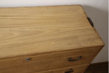 2種類の桐箪笥をひとつの箪笥にリメイク!デザイン違いの箪笥をカットして重ね、キャスター取り付け。表面の砥の粉を落として木地色仕上げ。