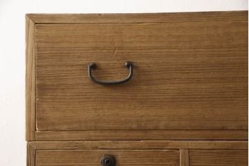 2種類の桐箪笥をひとつの箪笥にリメイク!デザイン違いの箪笥をカットして重ね、キャスター取り付け。表面の砥の粉を落として木地色仕上げ。