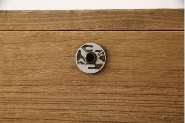 2種類の桐箪笥をひとつの箪笥にリメイク!デザイン違いの箪笥をカットして重ね、キャスター取り付け。表面の砥の粉を落として木地色仕上げ。