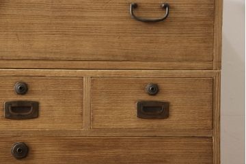 2種類の桐箪笥をひとつの箪笥にリメイク!デザイン違いの箪笥をカットして重ね、キャスター取り付け。表面の砥の粉を落として木地色仕上げ。
