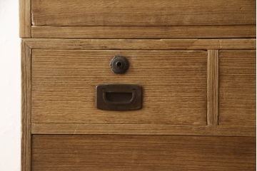 2種類の桐箪笥をひとつの箪笥にリメイク!デザイン違いの箪笥をカットして重ね、キャスター取り付け。表面の砥の粉を落として木地色仕上げ。
