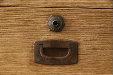 2種類の桐箪笥をひとつの箪笥にリメイク!デザイン違いの箪笥をカットして重ね、キャスター取り付け。表面の砥の粉を落として木地色仕上げ。