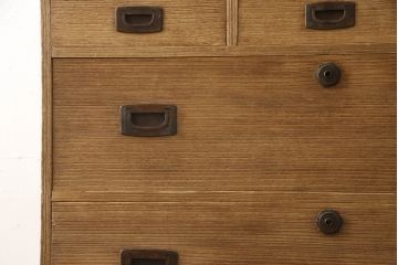 2種類の桐箪笥をひとつの箪笥にリメイク!デザイン違いの箪笥をカットして重ね、キャスター取り付け。表面の砥の粉を落として木地色仕上げ。