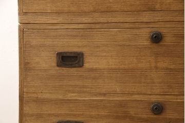 2種類の桐箪笥をひとつの箪笥にリメイク!デザイン違いの箪笥をカットして重ね、キャスター取り付け。表面の砥の粉を落として木地色仕上げ。