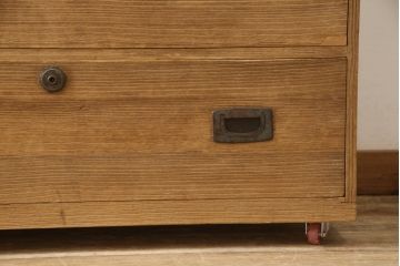 2種類の桐箪笥をひとつの箪笥にリメイク!デザイン違いの箪笥をカットして重ね、キャスター取り付け。表面の砥の粉を落として木地色仕上げ。