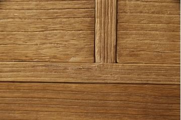2種類の桐箪笥をひとつの箪笥にリメイク!デザイン違いの箪笥をカットして重ね、キャスター取り付け。表面の砥の粉を落として木地色仕上げ。