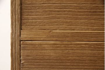 2種類の桐箪笥をひとつの箪笥にリメイク!デザイン違いの箪笥をカットして重ね、キャスター取り付け。表面の砥の粉を落として木地色仕上げ。