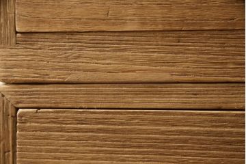 2種類の桐箪笥をひとつの箪笥にリメイク!デザイン違いの箪笥をカットして重ね、キャスター取り付け。表面の砥の粉を落として木地色仕上げ。
