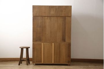 2種類の桐箪笥をひとつの箪笥にリメイク!デザイン違いの箪笥をカットして重ね、キャスター取り付け。表面の砥の粉を落として木地色仕上げ。