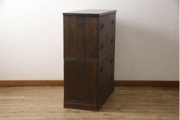 桐箪笥を動かしやすくリメイク!ヒノキ無垢材の天板とキャスターを取り付けて、オーク系のステイン塗料仕上げ。